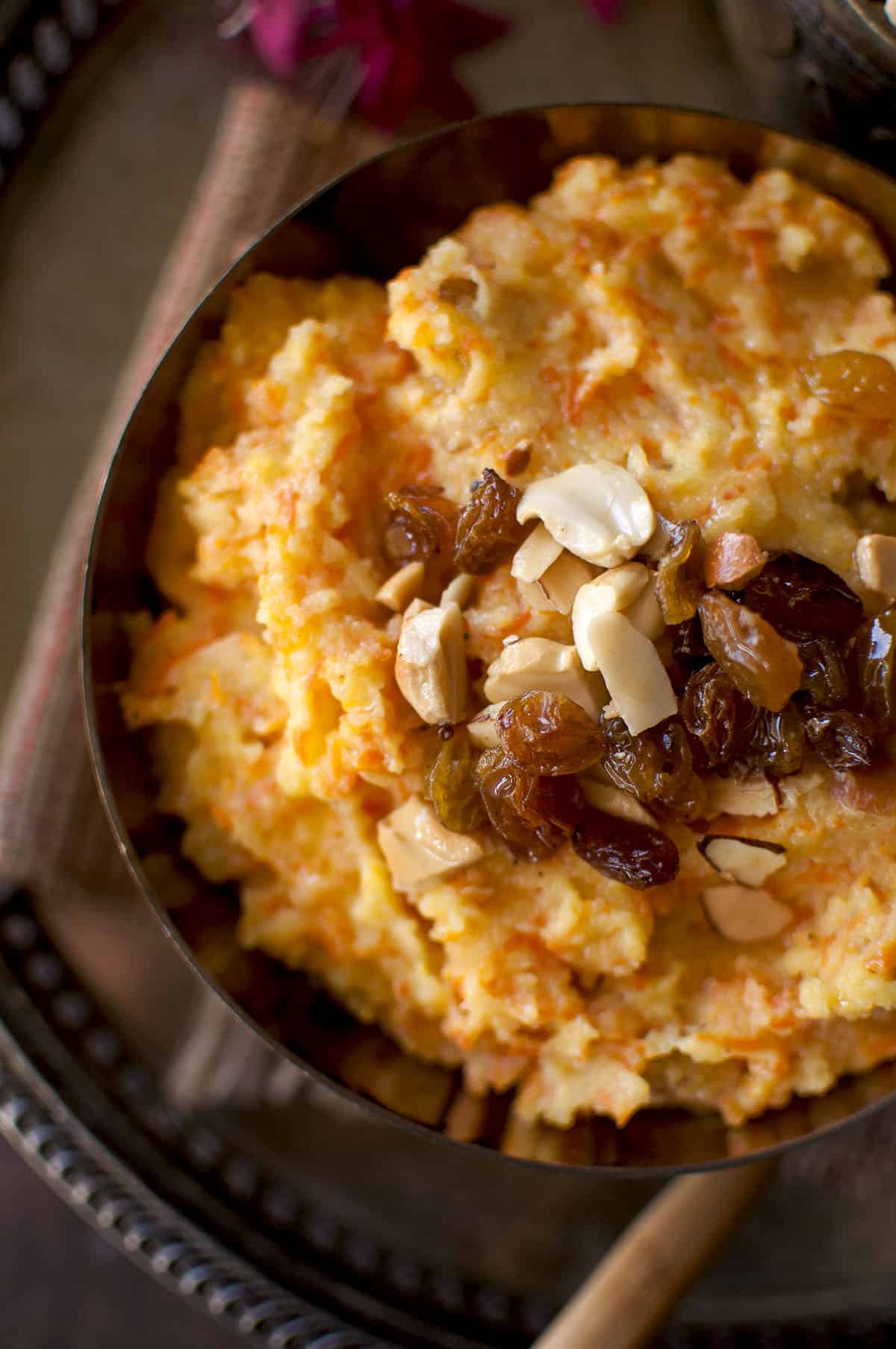 Top view of carrot suji halwa topped with fried dry fruit