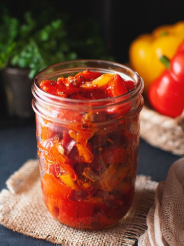 Mason jar with bell pepper pickle.