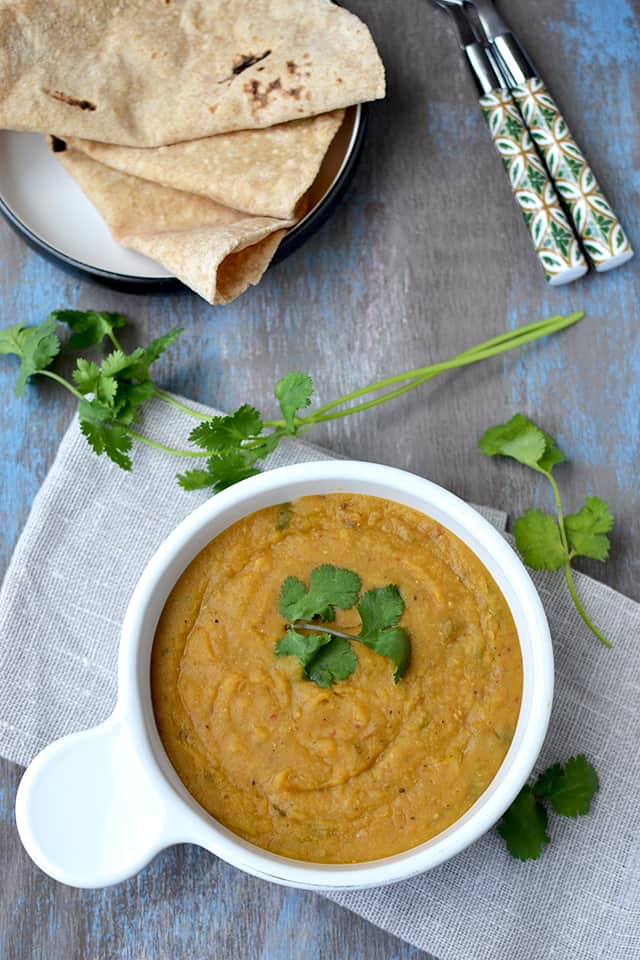 White bowl with Dhansak with roti