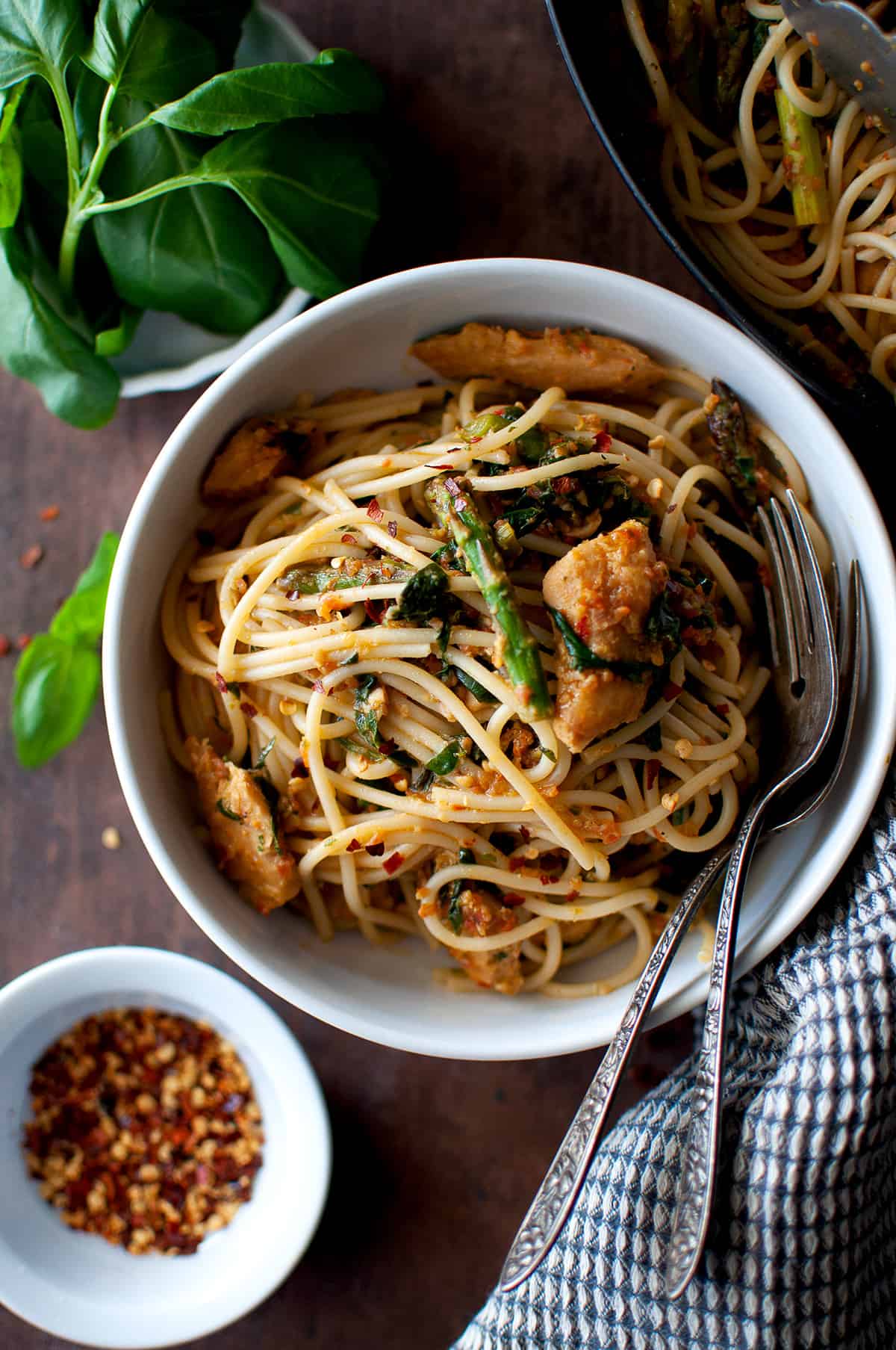 White bowl with asparagus spinach pasta.