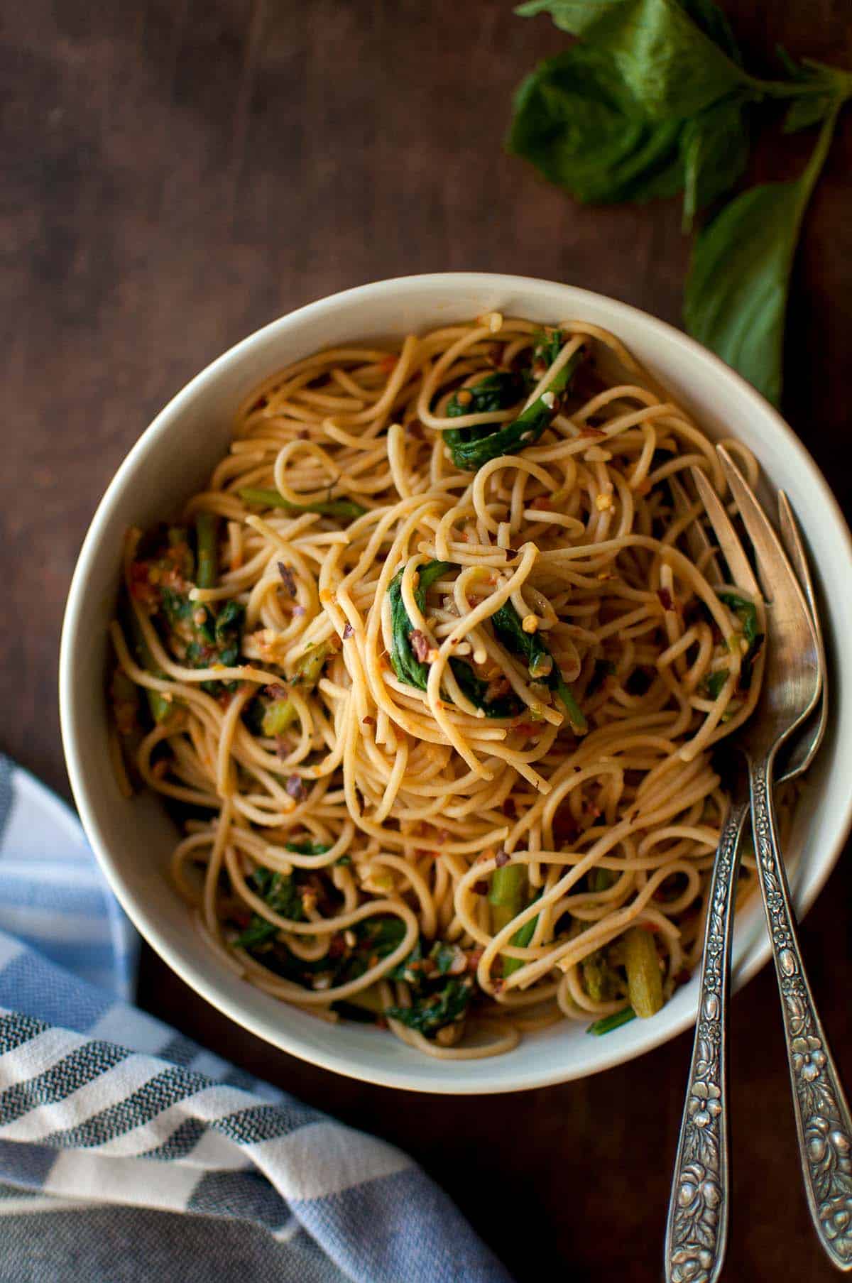 White bowl with asparagus spinach pasta.