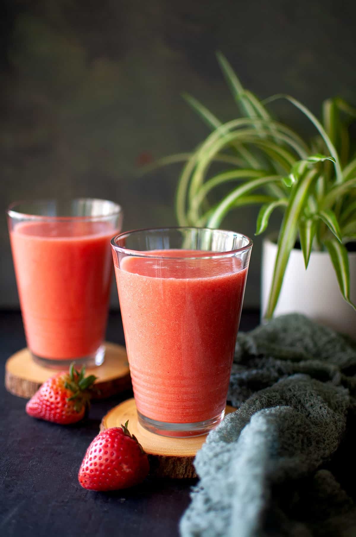 2 glasses with grapefruit smoothie.