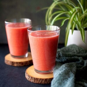 2 glasses with grapefruit smoothie.