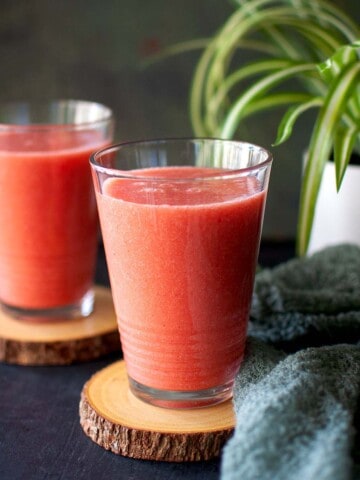 2 glasses with grapefruit smoothie.