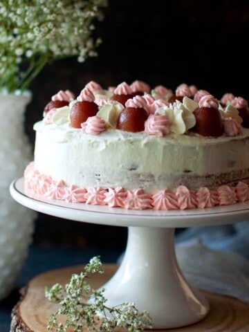 Cake stand with decorated cake