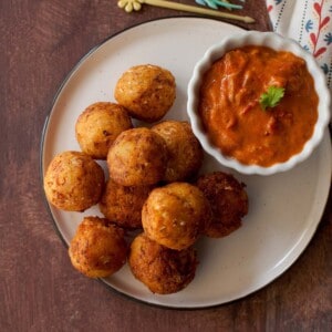 White plate with cauliflower kofta and tomato sauce