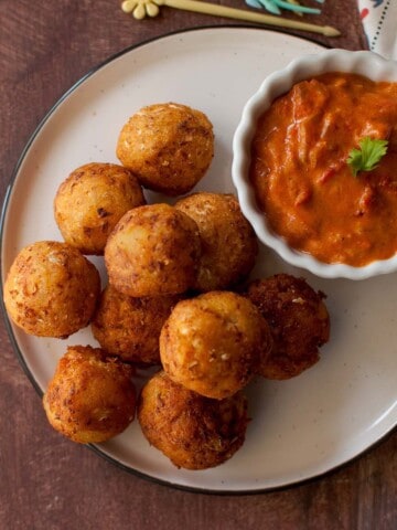 White plate with cauliflower kofta and tomato sauce