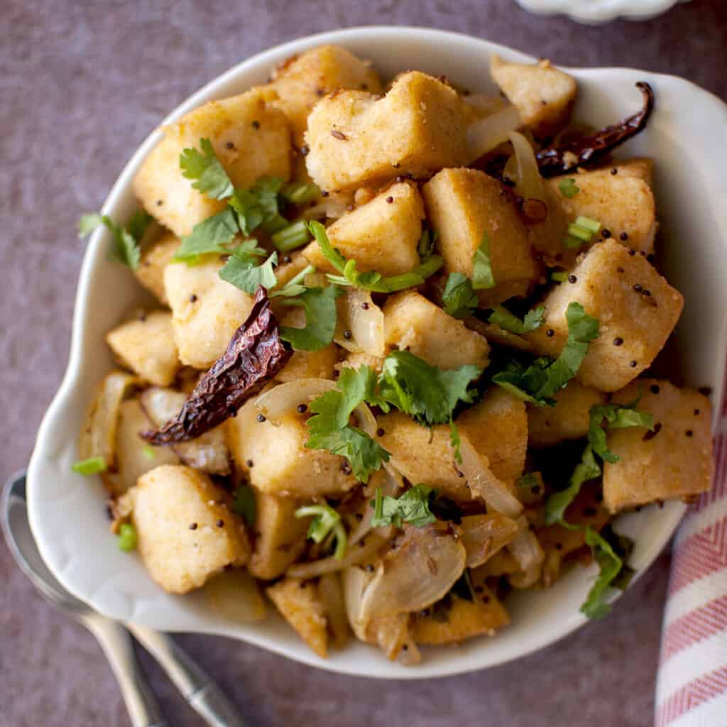 Masala Idli Recipe | South Indian Idli Seeyali | Cook's Hideout