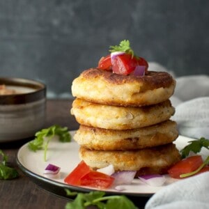 White plate with a stack of 4 Llapingachos