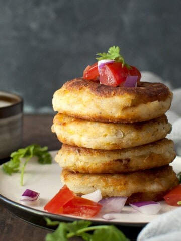 White plate with a stack of 4 Llapingachos