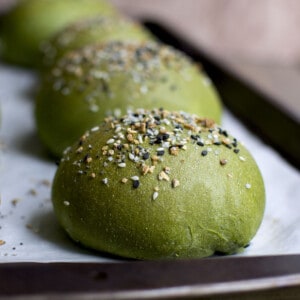 Baking sheet with Spinach burger buns