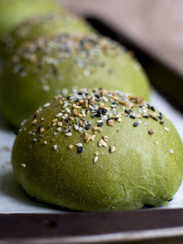 Baking sheet with Spinach burger buns